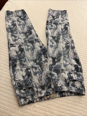LOGO Abstract Brushstroke Blue & White Print Denim Jeans w/ Traditional Styling